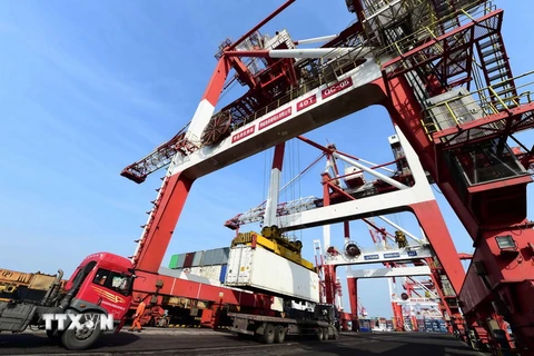 Bốc dỡ hàng hóa tại cảng Uy Hải, tỉnh Sơn Đông, miền Đông Trung Quốc ngày 19/12/2015. (Nguồn: THX/TTXVN)