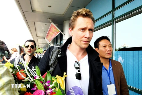 Nam diễn viên chính Tom Hiddleston cùng các ngôi sao điện ảnh Hollywood tới sân bay Đồng Hới. (Ảnh: Mạnh Thành/TTXVN)