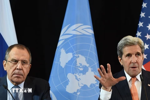 Ngoại trưởng Nga Sergei Lavrov (trái) và Ngoại trưởng Mỹ John Kerry tại cuộc họp báo hội nghị nhóm hỗ trợ quốc tế Syria ở Munich, miền Nam Đức ngày 12/2. (Nguồn: AFP/TTXVN)