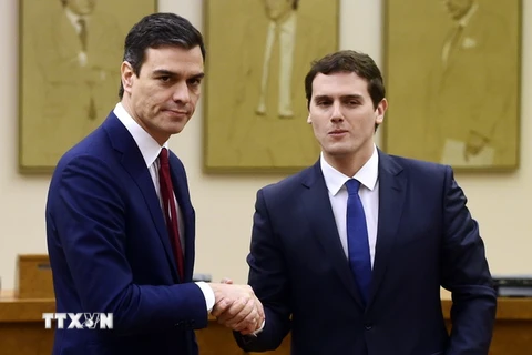 Người đứng đầu PSOE Pedro Sanchez (trái) và người đứng đầu Ciudadanos Albert Rivera sau khi ký thỏa thuận tại Madrid ngày 24/2. (Nguồn: AFP/TTXVN)