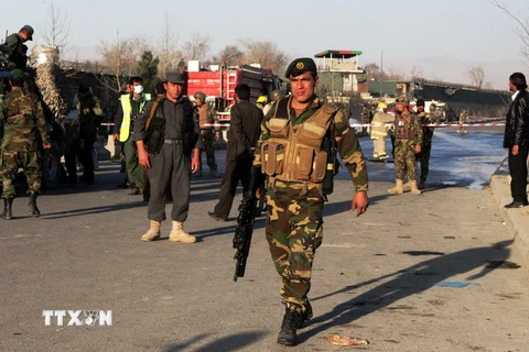 Nhân viên an ninh Afghanistan tại hiện trường vụ nổ. (Nguồn: THX/TTXVN)