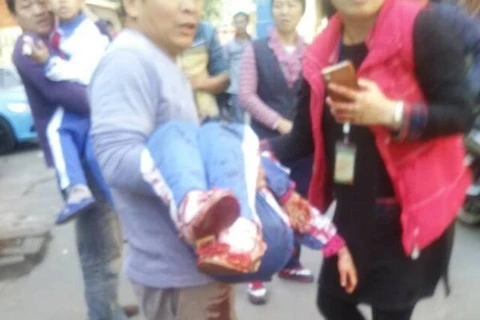 Một em học sinh được đưa đi bệnh viện. (Nguồn: CCTV)
