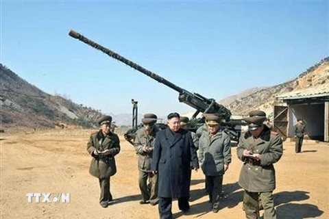 Nhà lãnh đạo Kim ​Jong-Un thăm một đơn vị pháo binh của quân đội Triều Tiên. (Nguồn: Reuters/TTXVN)