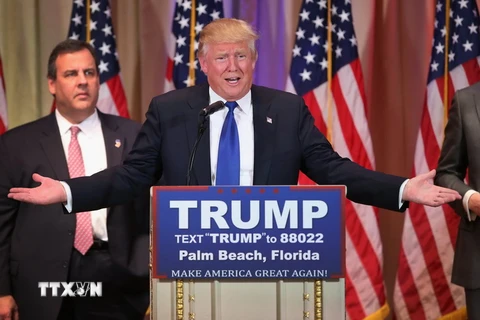 Tỷ phú Donald Trump (phía trước) phát biểu trước những người ủng hộ tạo Palm Beach, bang Florida ngày 1/3. (Nguồn: AFP/TTXVN)