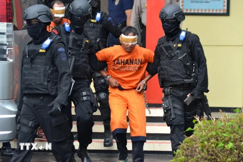 Cảnh sát Indonesia bắt giữ nghi can khủng bố trong chiến dịch truy quét tại Malang, Đông Java ngày 21/2. (Nguồn: AFP/TTXVN)