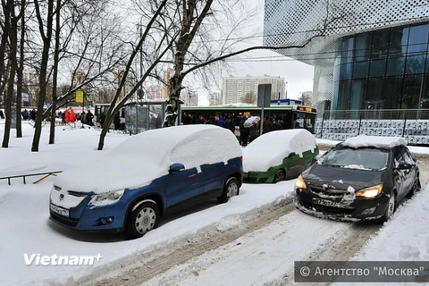Tuyết rơi bất thường giữa mùa Xuân làm tê liệt cả Moskva 