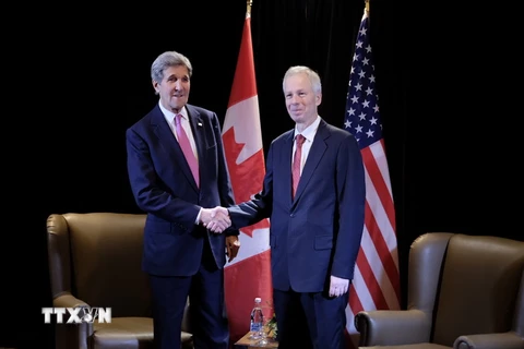 Ngoại trưởng Canada Stephane Dion (phải) và Ngoại trưởng Mỹ John Kerry (trái) trong một cuộc gặp tại thành phố Quebec của Canada. (Nguồn: AFP/TTXVN)