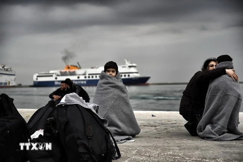 Người di cư từ Thổ Nhĩ Kỳ vượt biển Aegean tới đảo Lesbos của Hy Lạp ngày 29/2. (Nguồn: AFP/TTXVN)