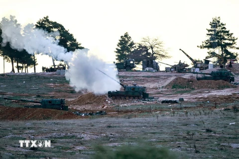 Xe tăng quân đội Thổ Nhĩ Kỳ tại chốt quân sự gần cửa khẩu Oncupinar, thị trấn Kilis nã đạn về phía biên giới Syria ngày 16/2. (Nguồn: AFP/TTXVN)