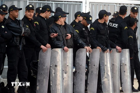 Cảnh sát chống bạo động Tunisia. (Nguồn: AFP/TTXVN)