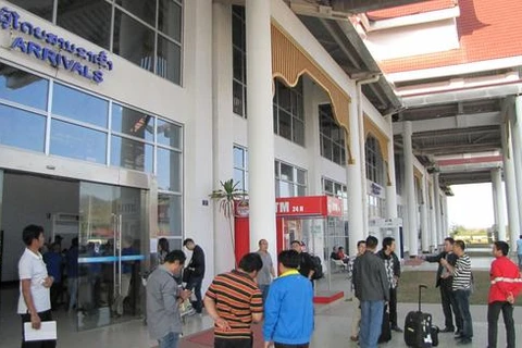 Hành khách bên ngoài nhà ga sân bay LuangPrabang. (Nguồn: asia.nikkei.com)