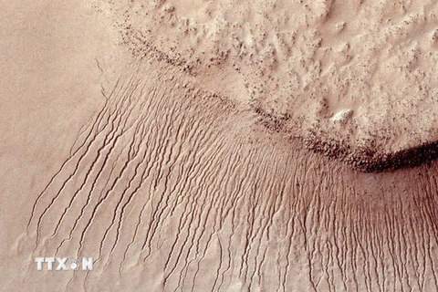 Hình ảnh những vết tích được cho là của các con kênh, lạch rộng từ 1-10m trên vách đá ở Sao Hỏa. (Nguồn: Reuters/TTXVN)