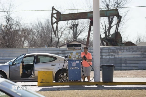 Người dân đổ xăng tại thành phố Oklahoma City, Oklahoma, Mỹ ngày 12/2. (Nguồn: AFP/TTXVN)