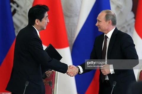 Tổng thống Vladimir Putin (phải) và Thủ tướng Shinzo Abe. (Nguồn: Getty Images)