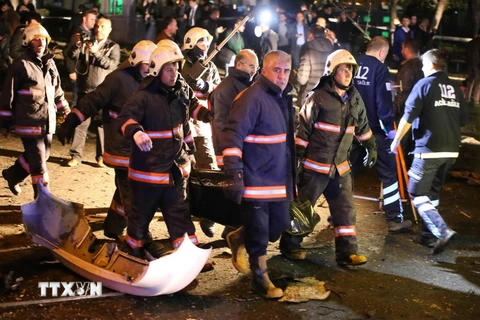 Chuyển thi thể nạn nhân tại hiện trường vụ nổ bom ở Ankara ngày 13/3. (Nguồn: THX/TTXVN)