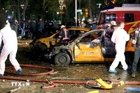 Lực lượng chức năng làm nhiệm vụ tại hiện trường vụ nổ bom ở Ankara ngày 13/3. (Nguồn: AFP/TTXVN)