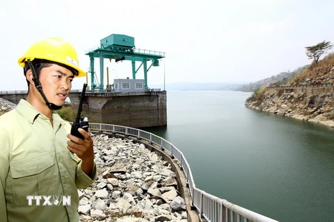 Nhà máy Thủy điện Buôn Tua Srah đang chạy máy phát điện, cung cấp nước cho hạ lưu với lưu lượng 100 m3/giây. (Ảnh: Ngọc Hà/TTXVN)