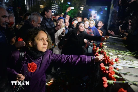 Người dân đặt hoa tưởng niệm các nạn nhân vụ đánh bom ở Ankara ngày 15/3. (Nguồn: THX/TTXVN)