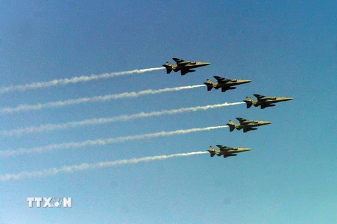 Màn trình diễn của máy bay chiến đấu thuộc Không quân Ấn Độ ngày 27/1. (Nguồn: THX/TTXVN)