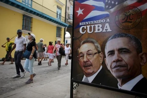 Tấm biển có hình ảnh của Tổng thống Mỹ Barack Obama và Chủ tịch Cuba Raul Castro cùng hàng chữ ''Chào mừng bạn đến Cuba'' ở lối vào của một nhà hàng ở trung tâm thành phố La Habana ngày 17/3. (Nguồn: Reuters)