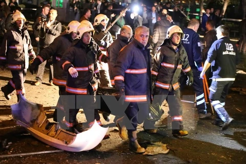 Chuyển thi thể nạn nhân tại hiện trường vụ nổ bom ở Ankara ngày 13/3. (Nguồn: THX/TTXVN)
