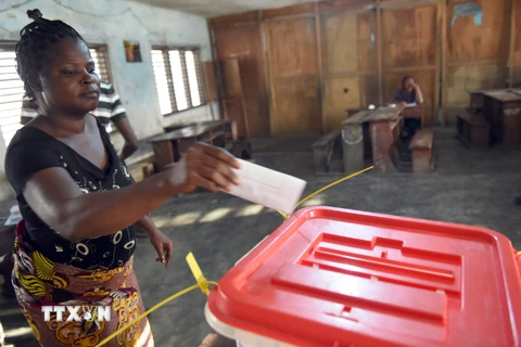 Cử tri Benin bỏ phiếu tại một địa điểm bầu cử ở Cotonou. (Nguồn: AFP/TTXVN)