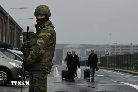 Lực lượng an ninh Bỉ gác trên tuyến đường bên ngoài sân bay Zaventem, một ngày sau vụ đánh bom kép, ngày 23/3. (Nguồn: AFP/TTXVN)