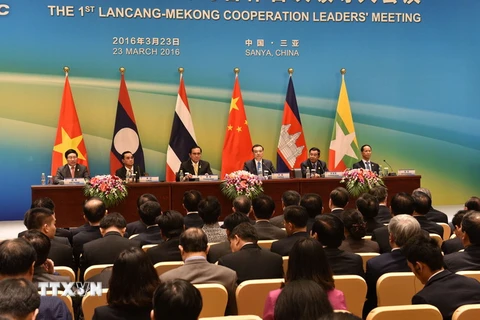 Phó Thủ tướng, Bộ trưởng Ngoại giao Phạm Bình Minh (ngoài cùng bên trái) dự họp báo chung và Lễ phát động Hợp tác Mekong​-Lan Thương. (Ảnh: Yến Kiên​/TTXVN)