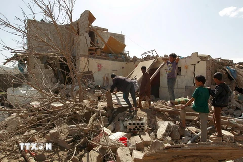 Cảnh đổ nát sau cuộc không kích của liên quân ở thủ đô Sanaa ngày 14/2. (Nguồn: AFP/TTXVN)