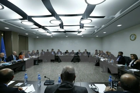 Đặc phái viên Liên hợp quốc Staffan de Mistura (thứ 2, hàng bên trái) thảo luận với phái đoàn HNC​, đại diện cho liên minh gồm nhiều nhóm đối lập ở Syria, tại Geneva ngày 17/3. (Nguồn: AFP/TTXVN)