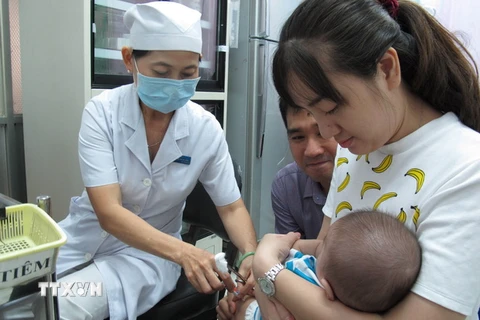 Tiêm vắcxin cho trẻ. (Ảnh minh họa: Phương Vy/TTXVN)