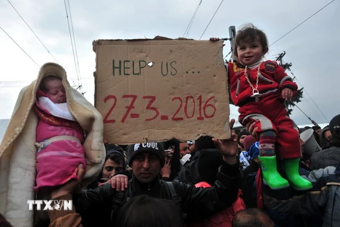 Những đứa trẻ di cư trong cuộc biểu tình tại biên giới Hy Lạp-Macedonia, gần làng Idomeni (Hy Lạp) ngày 27/3. (Nguồn: AFP/TTXVN)