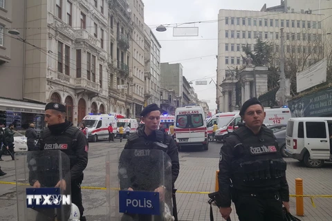 Cảnh sát Thổ Nhĩ Kỳ phong tỏa phố Istiklal sau vụ đánh bom tại Istanbul ngày 19/3. (Nguồn: AFP/TTXVN)