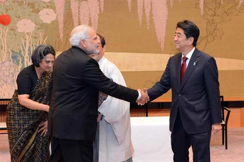 Thủ tướng Nhật Bản Shinzo Abe (phải) và người đồng cấp Ấn Độ Narendra Modi. (Nguồn: i.ndtvimg.com)