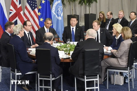 Tổng thống Mỹ Barack Obama (giữa, phía xa, bàn tròn) đã có cuộc họp với nhóm P5+1 và các đại diện Liên minh châu Âu bên lề Hội nghị thượng đỉnh về An ninh hạt nhân ở Washington DC. (Nguồn: THX/TTXVN)