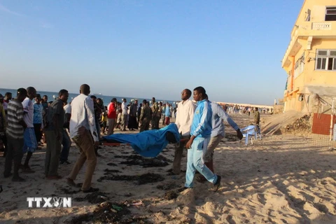 Thi thể nạn nhân vụ tấn công ở Lido, Mogadishu ngày 22/1 do nhóm phiến quân Hồi giáo Al-Shabab thực hiện. (Nguồn: THX/TTXVN)