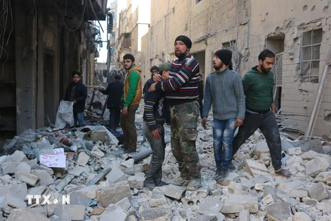 Người dân Syria tại một thị trấn từng bị Mặt trận Al-Nusra chiếm đóng. (Nguồn: AFP/TTXVN)