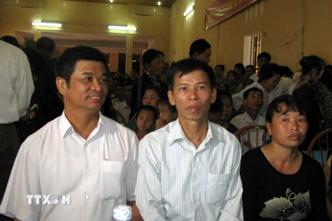 Ông Nguyễn Thanh Chấn (ngồi giữa) dự buổi công khai xin lỗi. (Ảnh: Dương Trí/TTXVN)