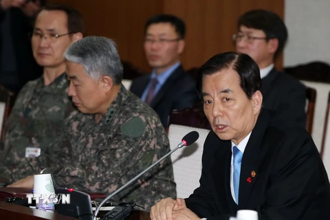 Bộ trưởng Quốc phòng Hàn Quốc Han Min-koo (phải) phát biểu tại một cuộc họp với các quan chức và chuyên gia quân sự ở Seoul. (Nguồn: Yonhap/TTXVN)