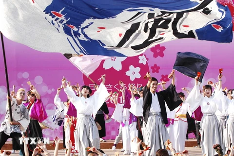 Các bạn trẻ biểu diễn điệu múa truyền thống của Nhật Bản sôi động. (Ảnh: Minh Đức/TTXVN)