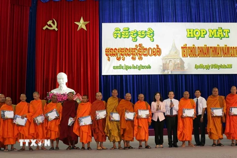 Lãnh đạo tỉnh Bạc Liêu tặng quà cho các vị hòa thượng, thượng tọa, đại đức, Ban quản trị các chùa Khmer tại buổi họp mặt. (Ảnh: Nguyễn Thanh Liêm/TTXVN)