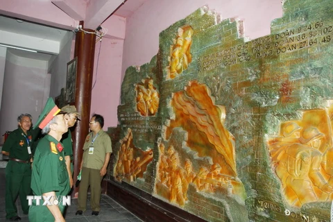 Các cựu chiến binh tham quan bảo tàng Thành cổ Quảng Trị. (Ảnh: Hồ Cầu/TTXVN)