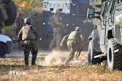 Lực lượng đặc nhiệm Tunisia làm nhiệm vụ tại khu vực thị trấn Ben Guerdane ngày 19/3. (Nguồn: AFP/TTXVN)