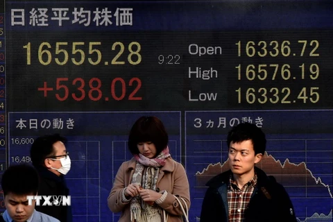 Bảng tỷ giá chứng khoán tại thủ đô Tokyo, Nhật Bản. (AFP/TTXVN)