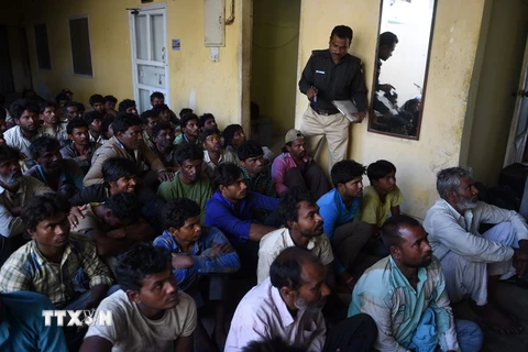 Ngư dân Ấn Độ bị bắt giữ tại sở cảnh sát ở thành phố cảng Karachi, miền nam Pakistan ngày 31/3. (Nguồn: AFP/TTXVN)