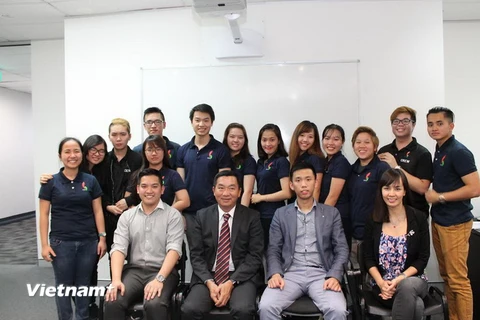 Tổng Lãnh sự Việt Nam tại Sydney Hoàng Minh Sơn (thứ 2 từ trái qua, hàng đầu) cùng các bạn trong Ban điều hành. (Ảnh: Nguyễn Quang/Vietnam+)