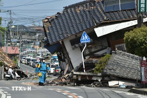 Lực lượng cứu hộ tìm kiếm các nạn nhân động đất tại Mashiki, Kumamoto ngày 17/4. (Nguồn: AFP/TTXVN)