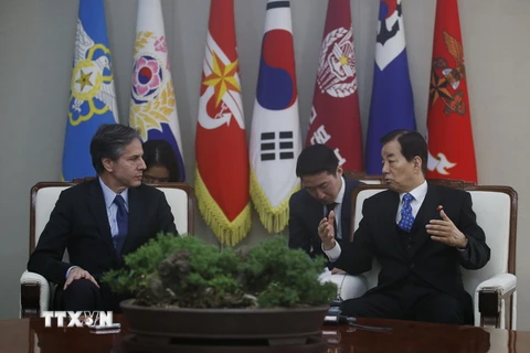 Thứ trưởng Ngoại giao Mỹ Antony Blinken (trái) hội đàm với Bộ trưởng Quốc phòng Hàn Quốc Han Min-koo về lệnh trừng phạt Triều Tiên vào ngày 20/1. (Nguồn: AFP/TTXVN)