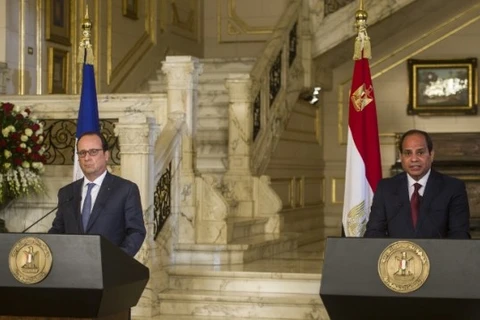 Tổng thống Ai Cập Abdel-Fattah al-Sisi (phải) và người đồng cấp Pháp Francois Hollande. (Nguồn: AFP)