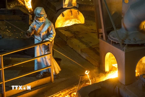 Công nhân làm việc tại nhà máy thép Saint-Gobain PAM ở Pont-a-Mousson, Đông Bắc Pháp ngày 12/4. (Nguồn: AFP/TTXVN)